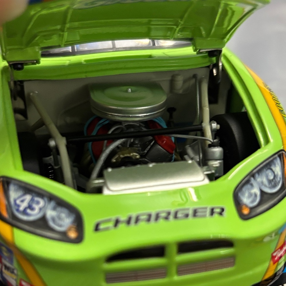 1:24 Diecast 43 Bobby Labonte NASCAR limited edition Go-Gurt car - Picture 8 of 12